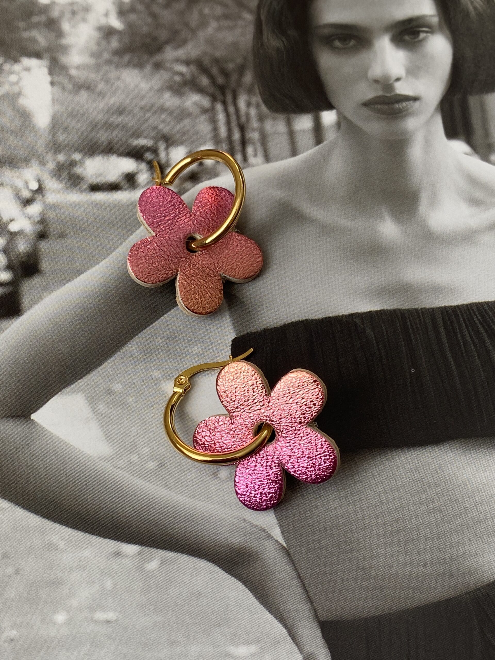 Créoles Mini Daisy Réversible Coucher De Soleil Rose Doré – Image 2