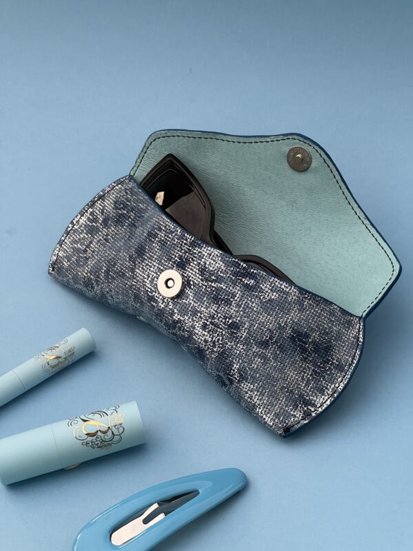 Etui à lunettes Charlie bleu & argenté – Image 4
