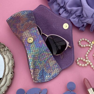 Etui à lunettes violet texturé lézard