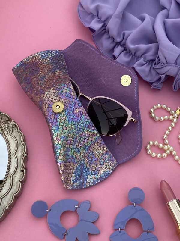 Etui à lunettes violet texturé lézard – Image 2