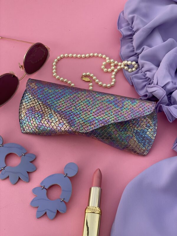 Etui à lunettes violet texturé lézard