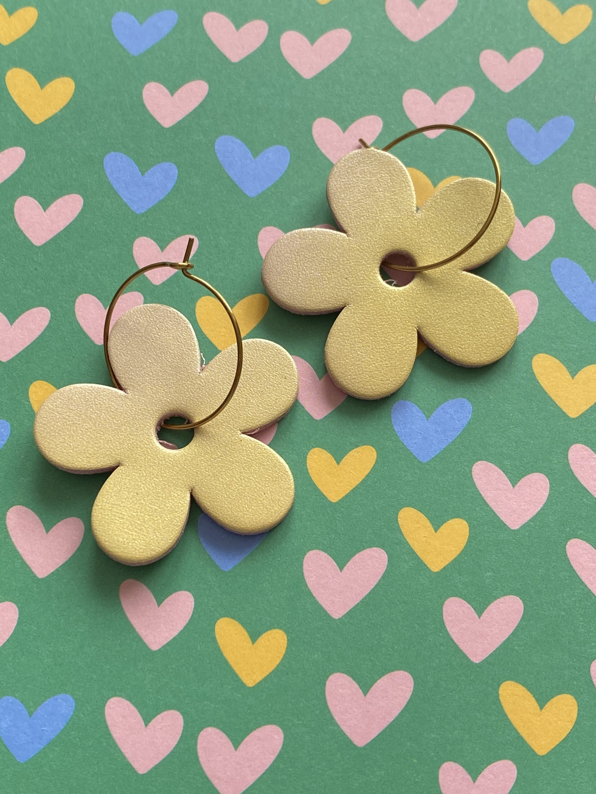 Créoles Daisy jaune nacré – Image 4