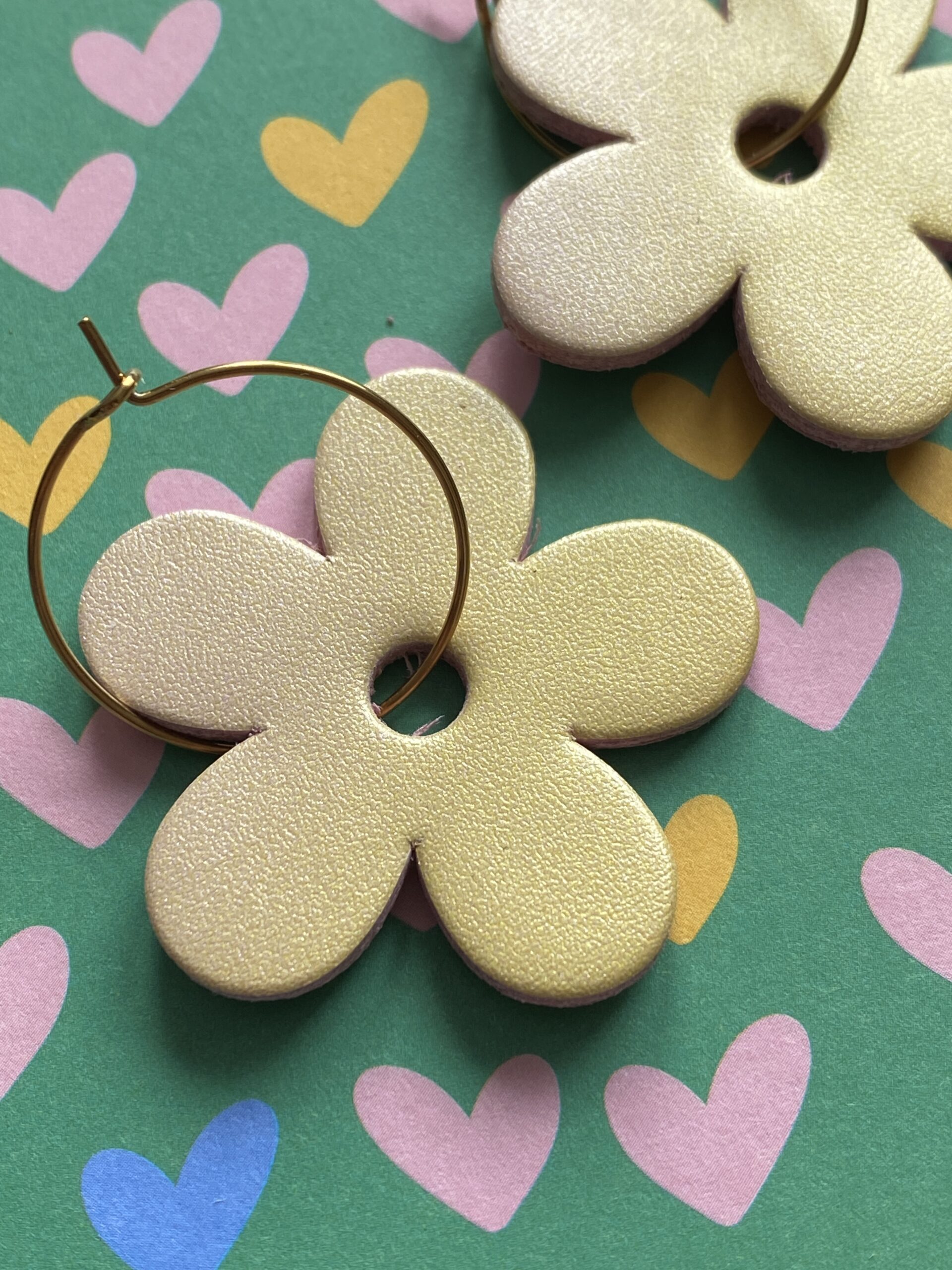 Créoles Daisy jaune nacré – Image 3