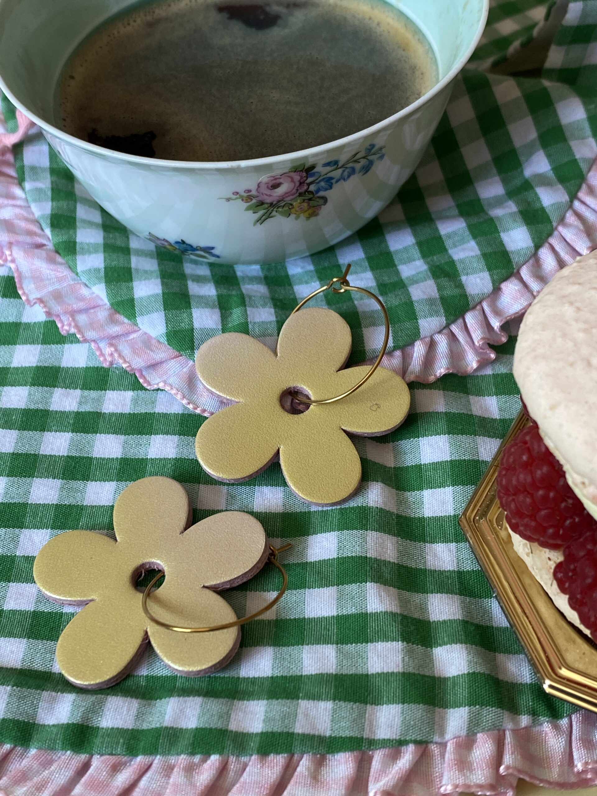 Créoles Daisy jaune nacré