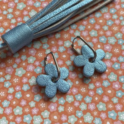 Créoles min Daisy turquoise irisé