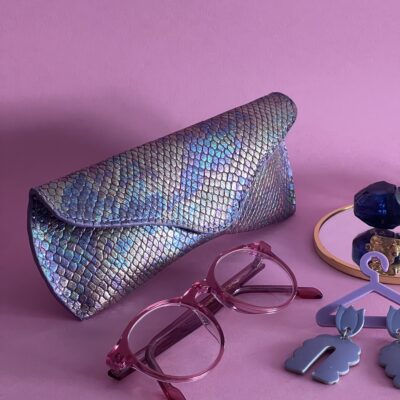 Etui à lunettes Charlie violet écailles doublure blanc