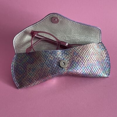Etui à lunettes Charlie violet écailles doublure blanc