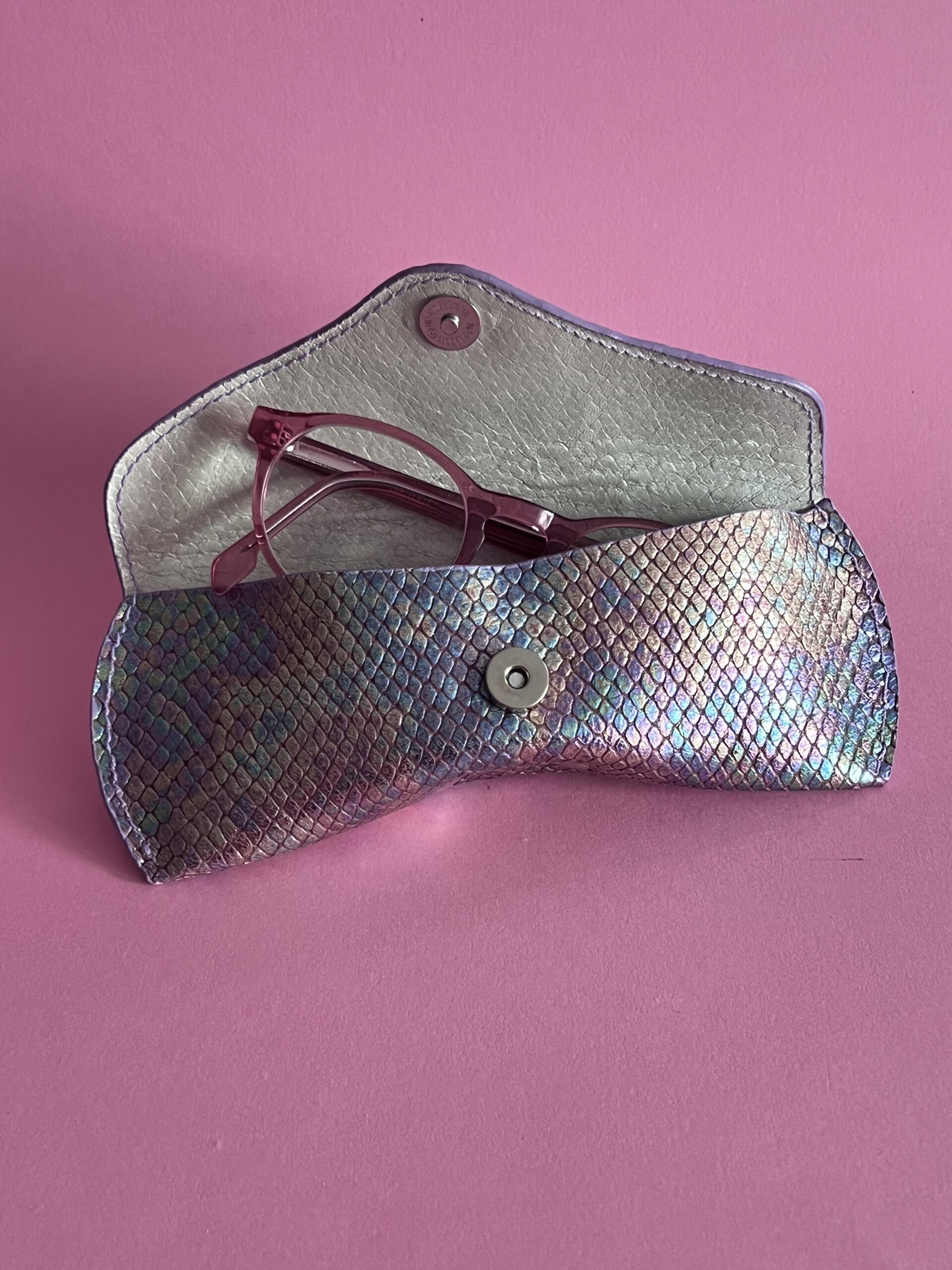 Etui à lunettes Charlie violet écailles doublure blanc – Image 2