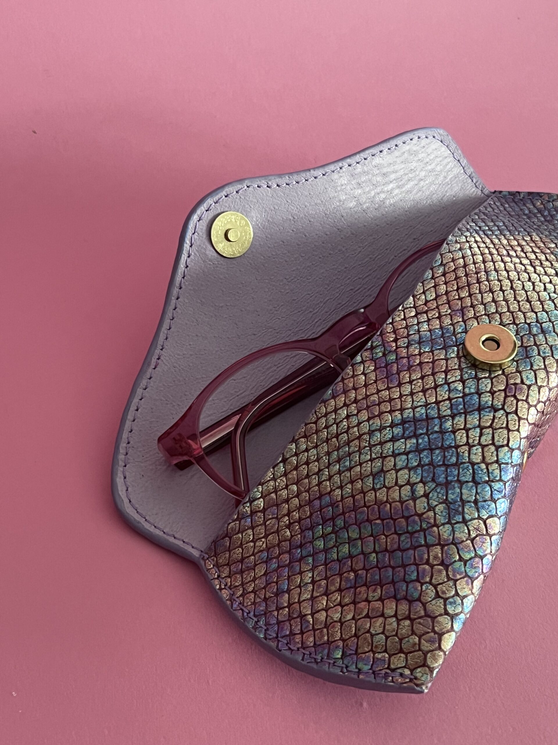 Etui à lunettes Charlie violet écailles doublure parme – Image 2